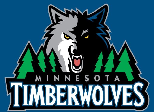 法兰克福球迷在诺坎普球场对巴萨支持者发动投掷袭击（诺坎普球场冲突：法兰克福球迷向巴萨支持者投掷物品）