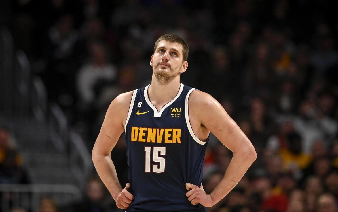 一场篮球比赛的争议瞬间：肘击事件背后的真相（肘击引爆赛场争议：背后真相还原）