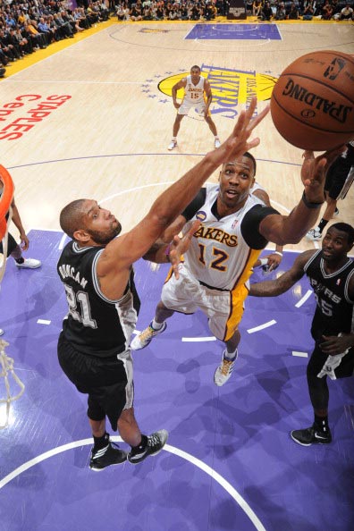 莱奥一剑封喉，AC米兰1-0复仇拉齐奥，登顶意甲积分榜坐山观虎斗（莱奥致命一击，AC米兰1-0雪耻拉齐奥登顶意甲，静观群雄争锋）