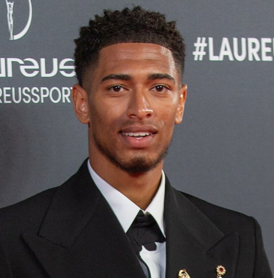 体育精神，霍伊伦祝贺麦克托米奈和苏格兰晋级世界杯（霍伊伦致贺麦克托米奈与苏格兰晋级世界杯，彰显体育精神）