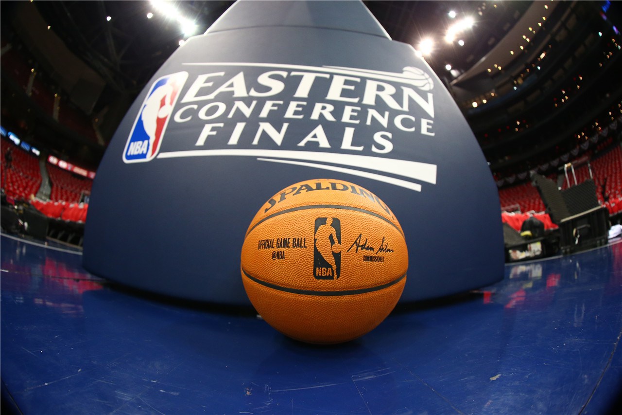 拜仁客战斯图加特：雅克松、金玟哉首发，乌尔比希出战（拜仁客场挑战斯图加特：雅克松、金玟哉先发，乌尔比希登场）